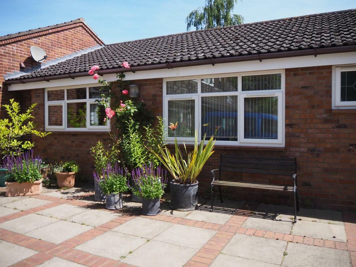 Surlingham Lodge Garden Cottage In Rspb Village Near NWI Exterior photo